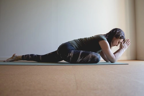 yoga pose Kirsten te Hasselt.